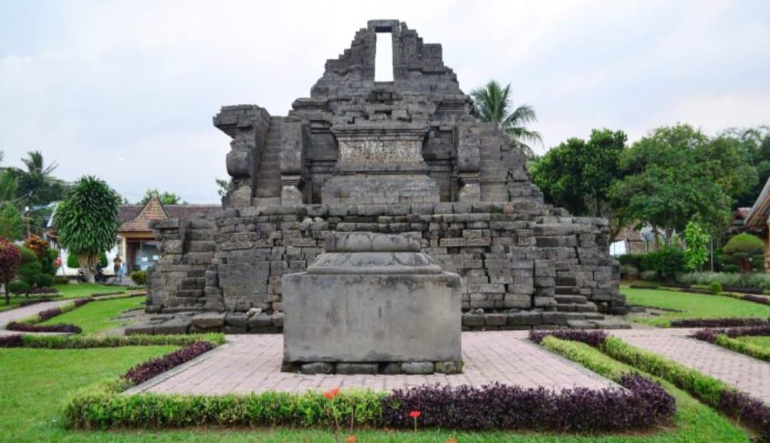 Dari bangunan dan relief Candi Jago terkuat kehebatan toleransi beragama Raja Kertanegara dan toleransi agama besar saat itu, Buddha dan Hindu