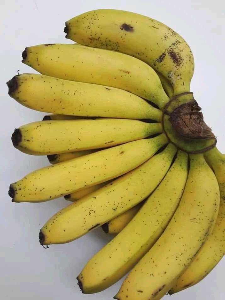 buah pisang memiliki banyak manfaat untuk tubuh jika dikonsumsi secara rutin.