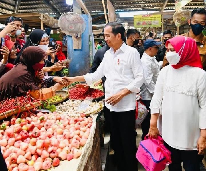 Ilustrasi Presiden Jokowi bersama Ibu Negara saat kunjungi pasar