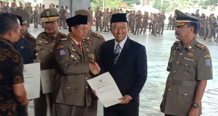 Wagub Jabar Uu Ruzhanul Ulum dalam kegiatan Upacara Peringatan HUT Satpol PP ke-73 yang digelar di Kabupaten Bandung, Jumat 10 Maret 2023.