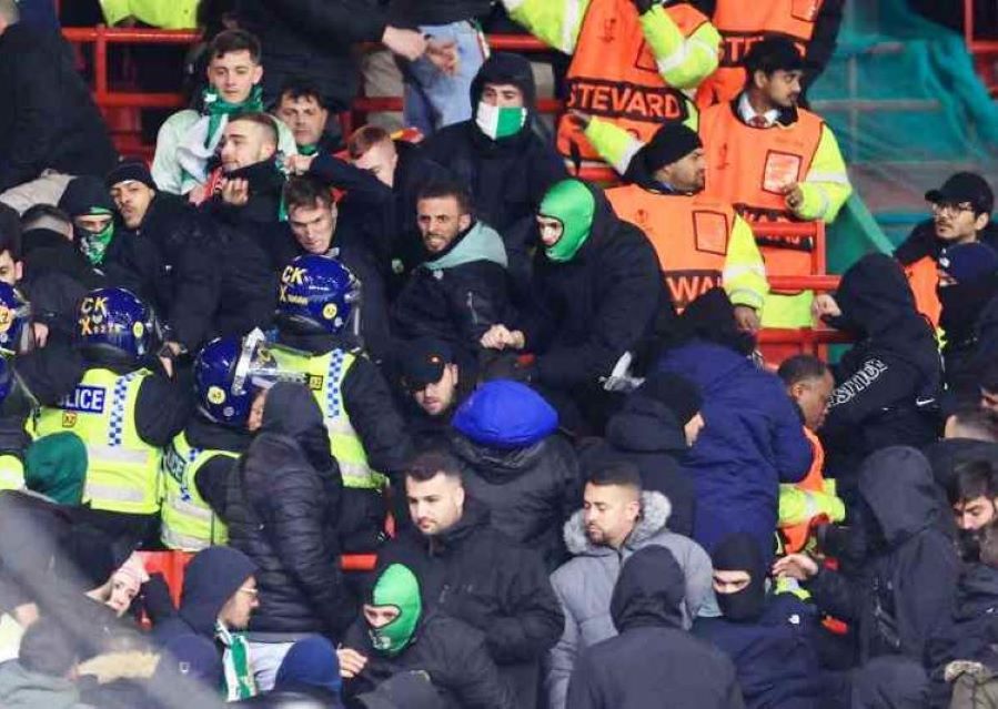 Kekalahan Real Betis membuat sejumlah fansnya mengamu k di Old Trafford sehingga memicu keributan untung Polisi langsung turun tangan sehingga kericuhan dapat diatasi dengan cepat.