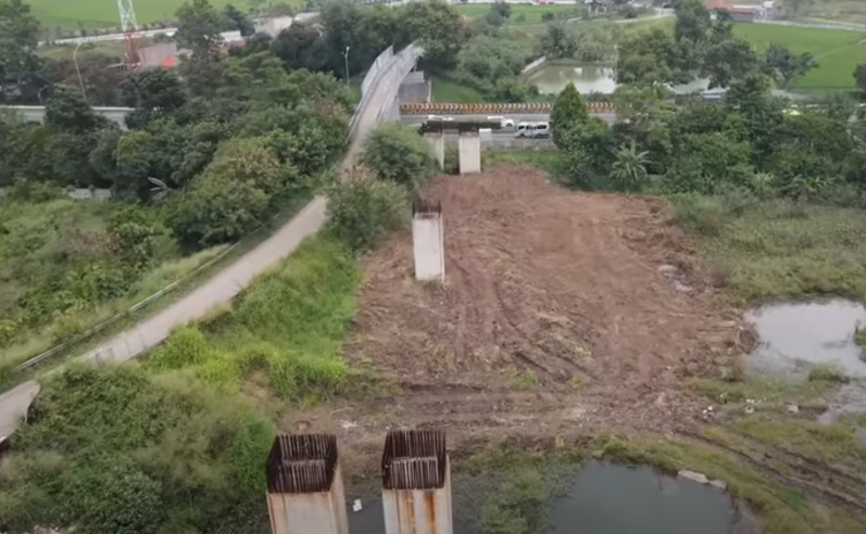 Pilar jembatan layang akses jalan Stasiun Tegalluar ke Kota Bandung melalui Gedebage sudah terpasang.