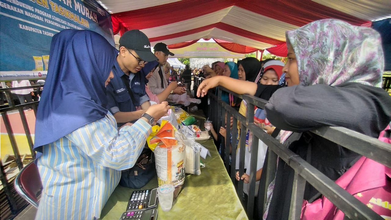 Warga antre saat operasi pasar murah di Kantor Kejaksaan Negeri Kabupaten Tasikmalaya.*/kabar-priangan.com/Istimewa