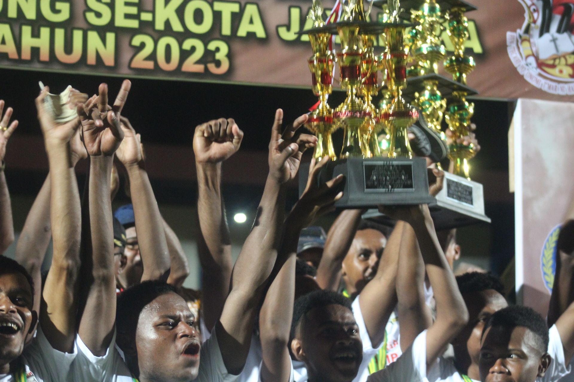 Piala Bergilir Turnamen Sepak Bola Antar Kampung 2023 Se Kota Jayapura yang dimenangkan oleh PS Kayu Batu dari Kampung Kayu Batu