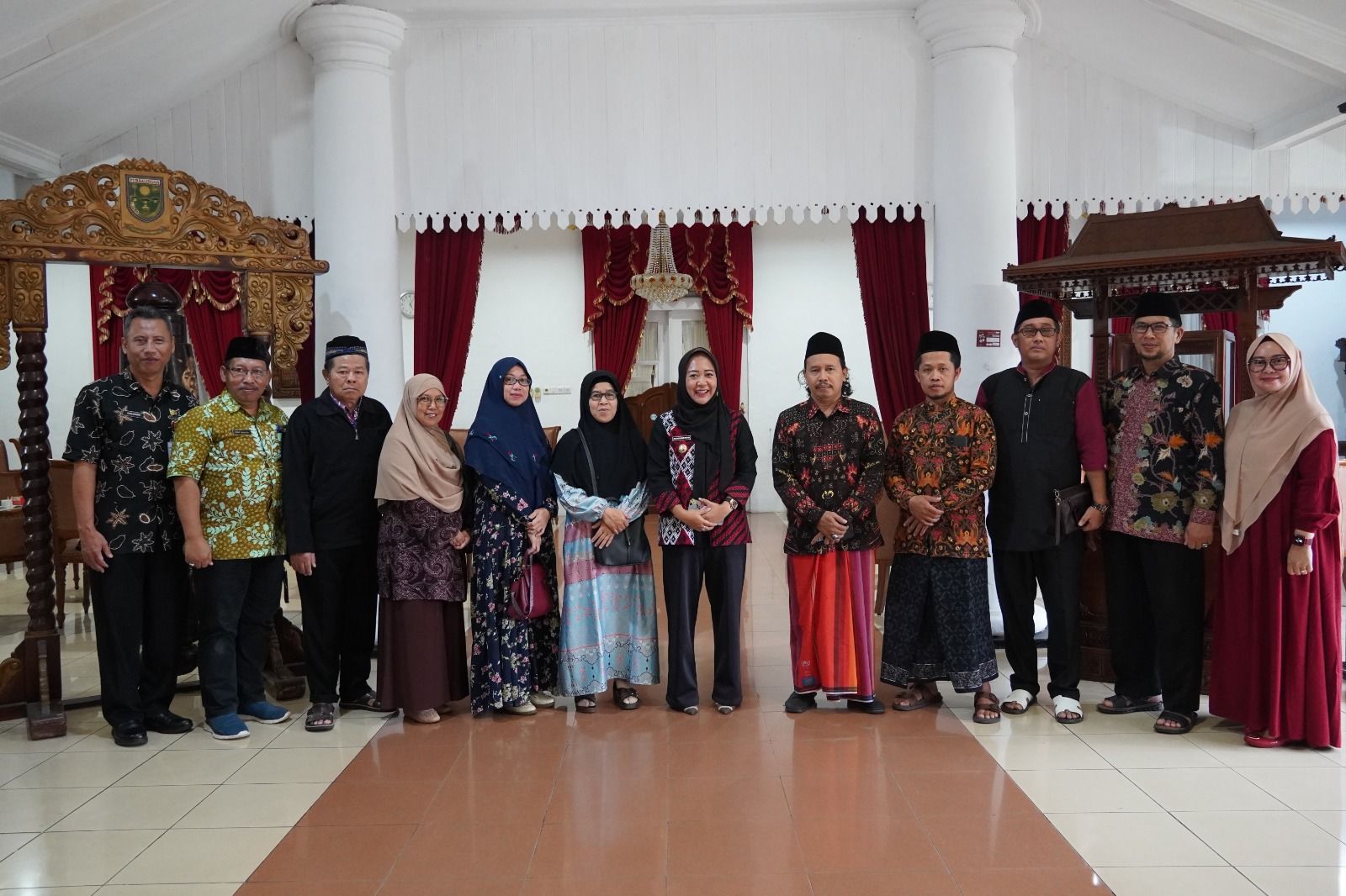 Bupati Tiwi Berangkatkan Lima Warga Purbalingga Umrah Gratis
