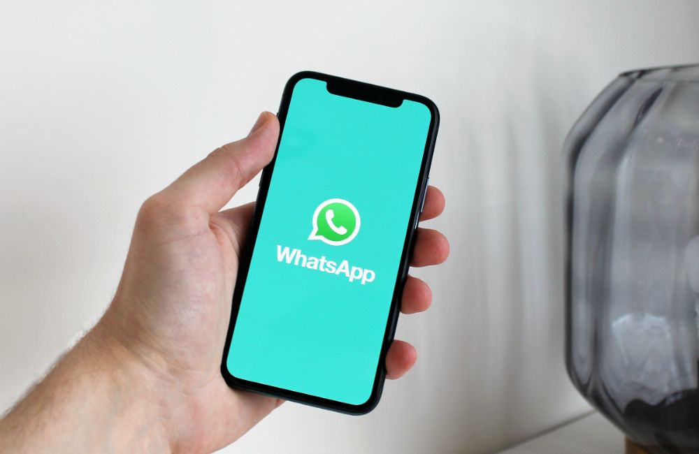 Link download WA GB WhatsApp Pro v 13.50 versi lama di APKPure yang tidak aman dan APK yang asli Meta tanpa kadaluarsa tanpa iklan.