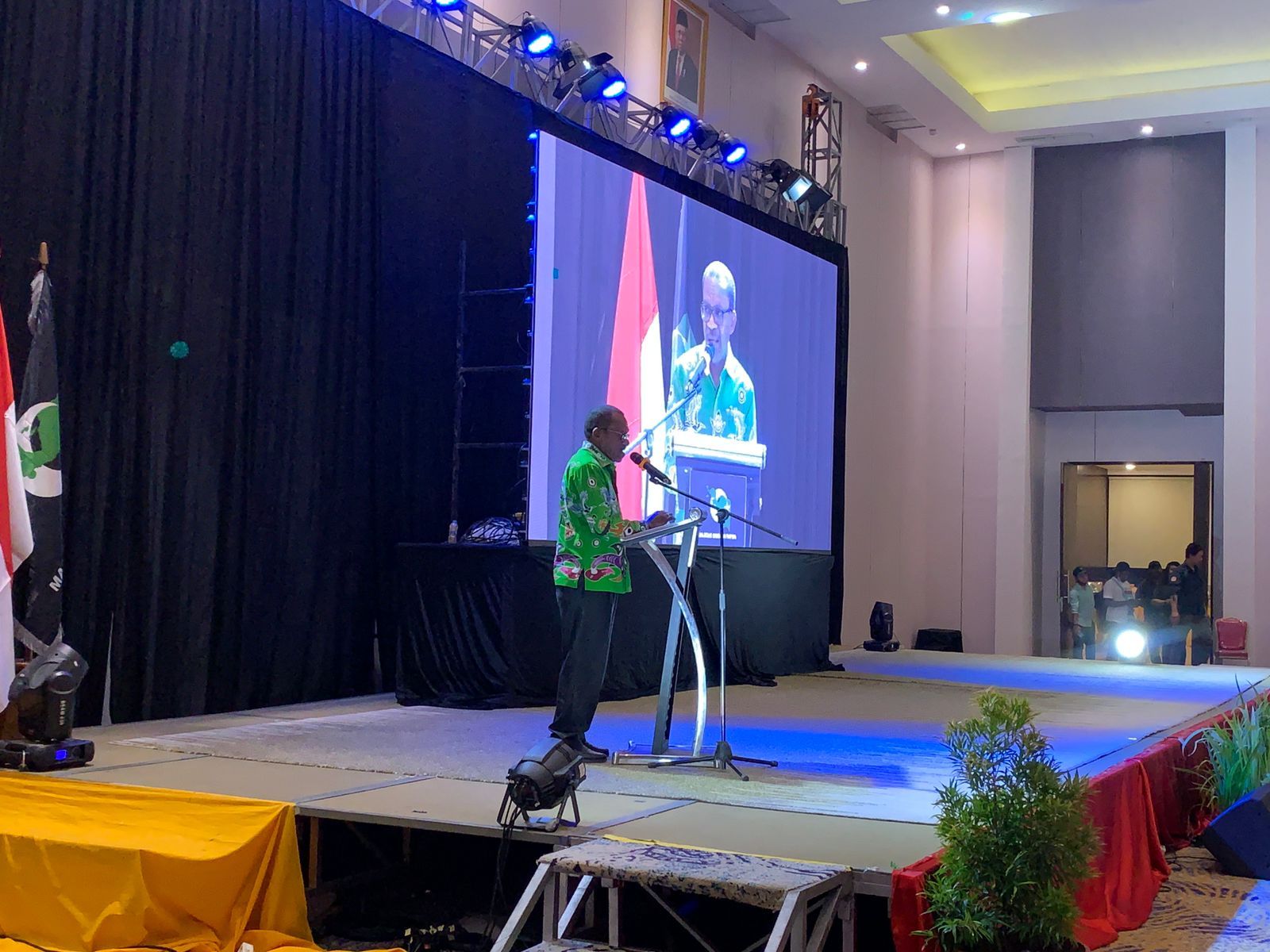 Pj. Walikota Jayapura Dr. Frans Pekey M.Si memberikan kata sambutan dalam pegelaran MUKTAMAR III Majelis Muslim Papua di Suni Hotel & Convention Abepura, Kamis (9/3).
