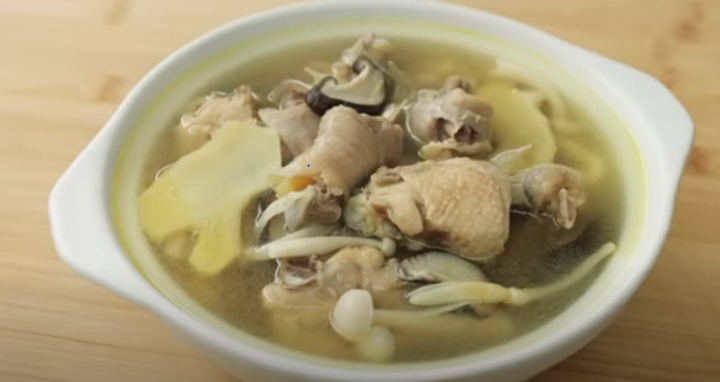 Pada sup ayam air kelapa ini terdapat jamur shitake dan shimeji putih yang bisa mengurangi resiko stroke