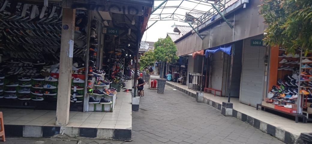 Pasar klithikan Pakuncen, Yogyakarta, surga belanja barang-barang jadul. Berada di Jl. HOS Cokroaminoto No. 34 Pakuncen, Wirobrajan