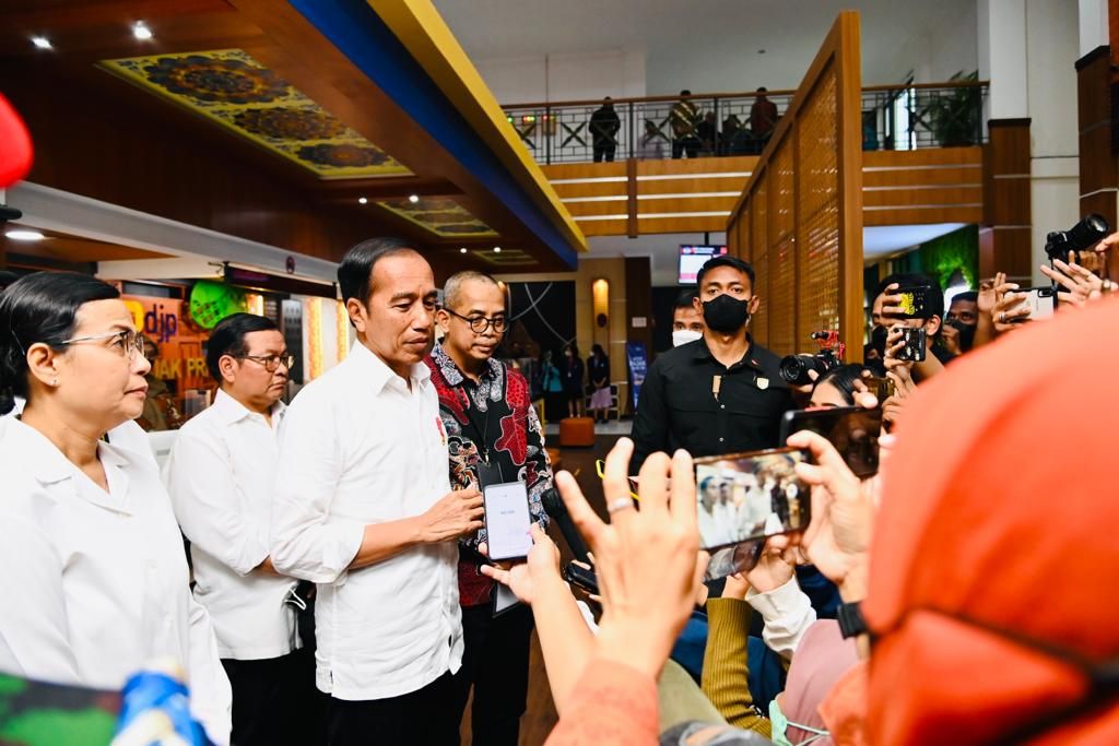 Presiden Joko Widodo mengunjungi Kantor Pelayanan Pajak (KPP) Pratama Surakarta, Kota Surakarta, Provinsi Jawa Tengah, pada Kamis sore, 9 Maret 2023.