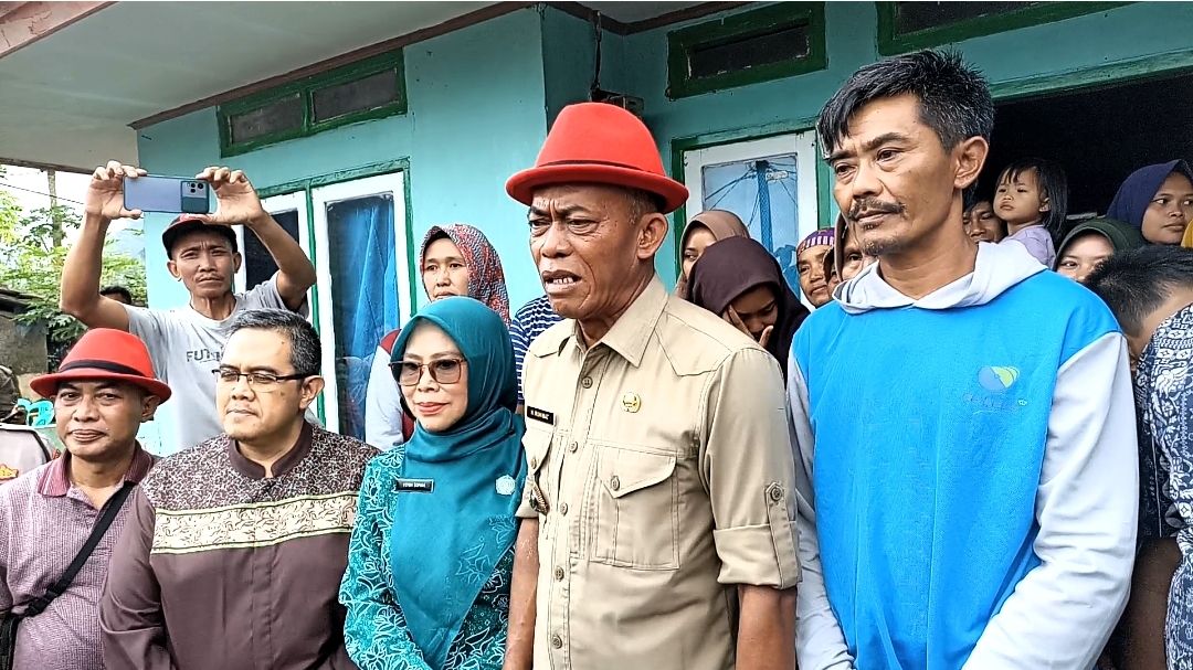Bupati Subang Ruhimat saat menyambangi rumah ibu hamil yang meninggal karena ditolak RSUD Ciereng. 