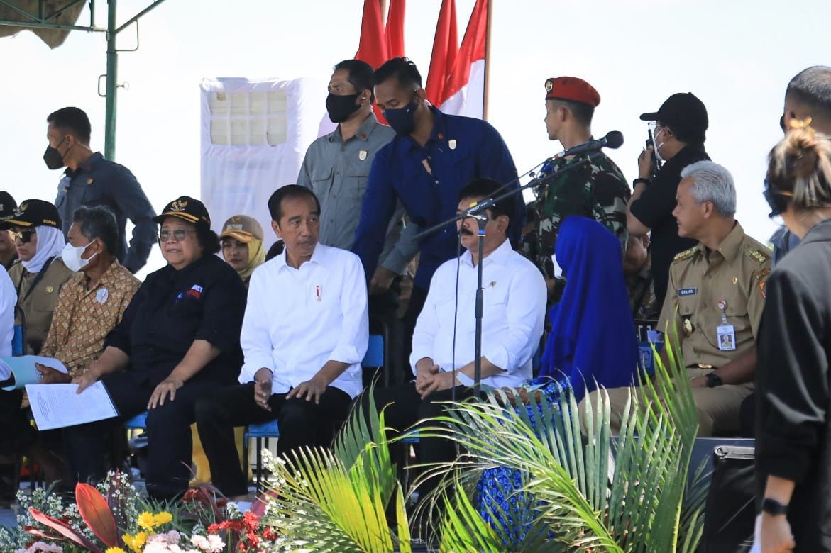 Presiden Jokowi Serahkan 1.043 Sertifikat pada Kunjungannya di Blora, Serta Sampaikan Kelangkaan Pupuk /