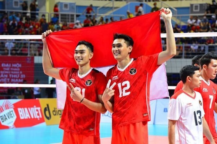 Doni Haryono dan Rivan Nurmulki usai memenangkan medali emas SEA Games 2021 Vietnam