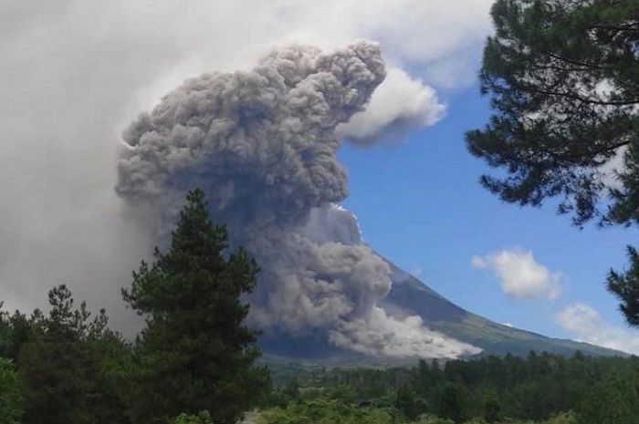 Erupsi Gunung Merapi luncurkan awan panas guguran ke arah Kali Bebeng dan Krasak.