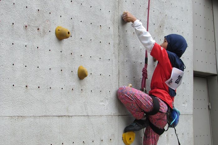 Aksi salah satu peserta di kompetisi panjat dinding Eiger Climbing Center Spider Kids se-Bandung Raya, 11 Maret 2023.