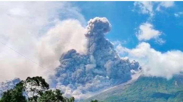 Gunung Merapi meletus, terlat dari Cangkringan, Indonesia, 11 Maret 2023, dalam gambar diam yang diperoleh dari sebuah video. 