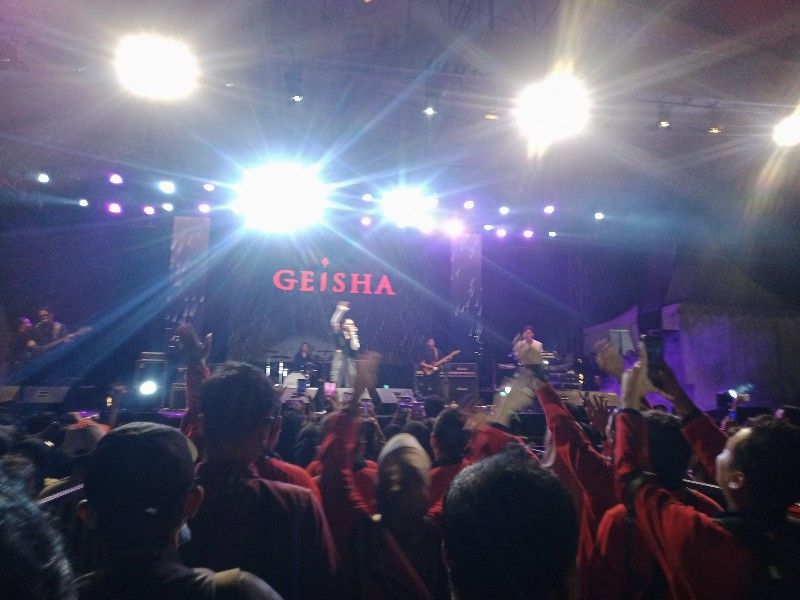Penampilan Geisha dalam Konser Gempur Rokok Illegal di Alun Alun Purwodadi.