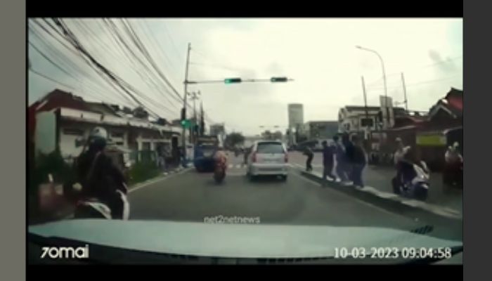 Video dashcam CCTV mobil yang diduga mereka kejadian saat Arya Saputra terkena sabetan di Pomad, Bogor.