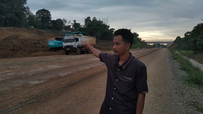 Rahmat Wijaya (29) memperlihatkan tanah bekas kediamannya yang terimbas pembebasan lahan pembangunan Jalan tol Jakarta Cikampek II, Rabu, 8 Maret 2023. Rahma merupakan warga Dusun Sukagalih, Desa Karangayar, Kecamatan Klari, Kabupaten Karawang, Jawa Barat.