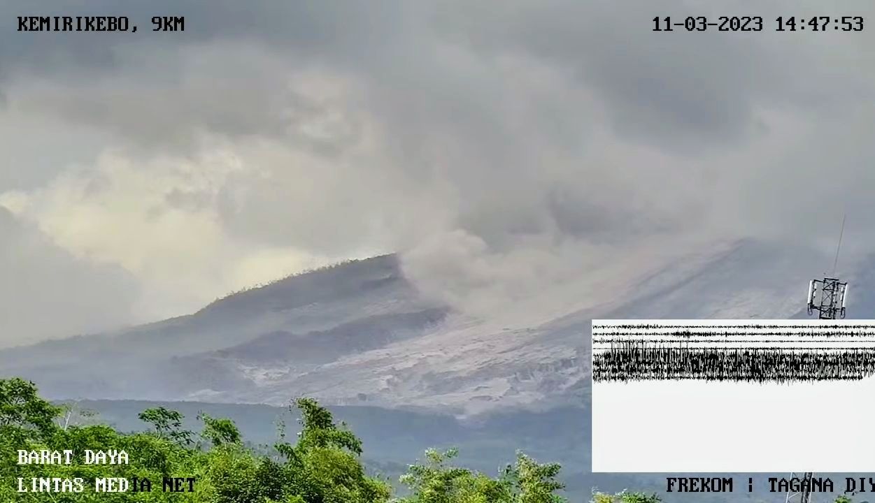 Hujan abu Gunung Merapi, siang ini.