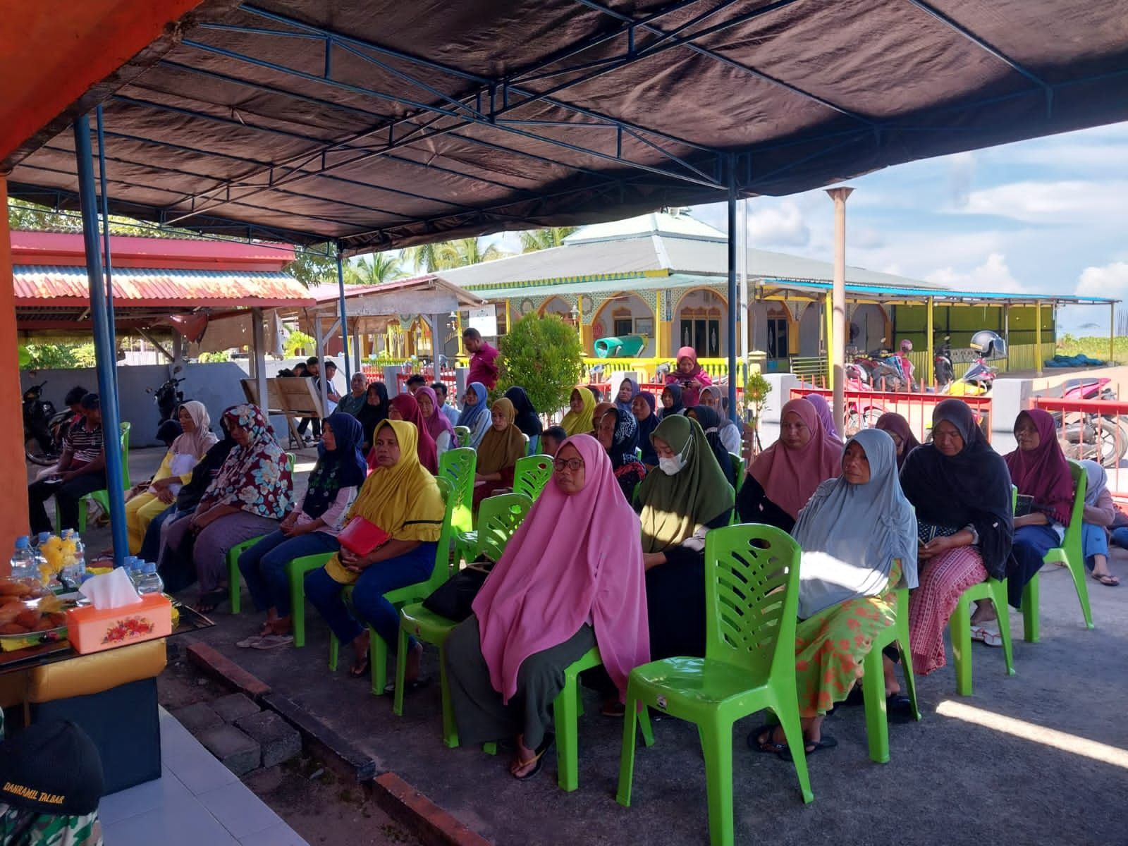 Puluhan warga tiga desa di Kecamatan Taliabu Barat mengantre nama pengambilan bantuan sosial