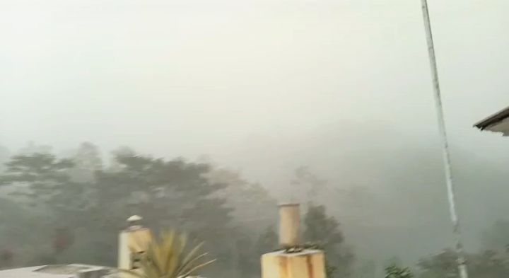Abu vulkanik menyelimuti lereng Merapi. Foto diabadikan oleh Yulianto, petugas Pos Pengamatan Gunung Merapi di Babadan.
