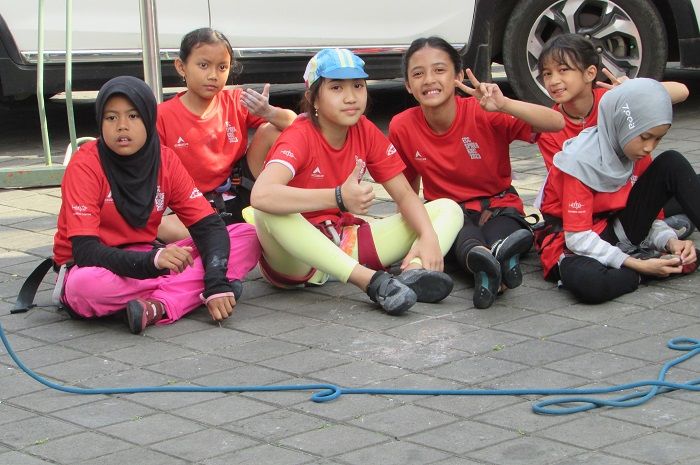 Para peserta di kompetisi panjat dinding Eiger Climbing Center Spider Kids se-Bandung Raya, 11 Maret 2023.