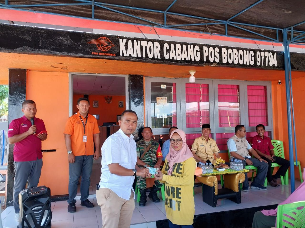 Warga Taliabu menerima bantuan sosial di Kantor Cabang Pos Bobong, Kabupaten Pulau Taliabu, Maluku Utara. 