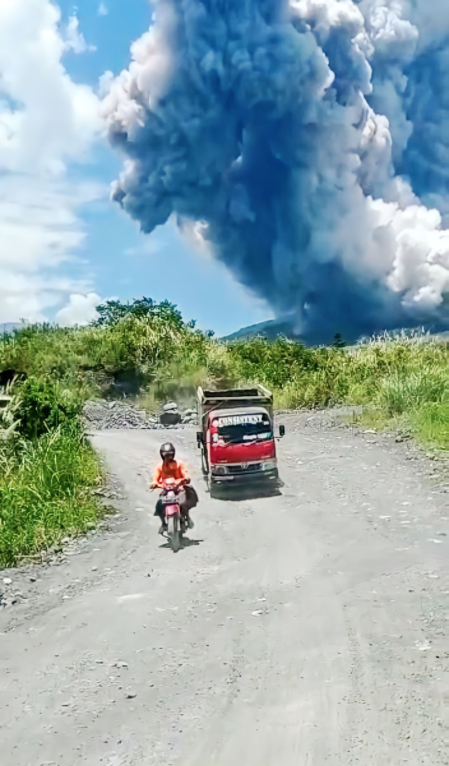 Gunung Merapi kembali erupsi dan mengeluarkan awan panas