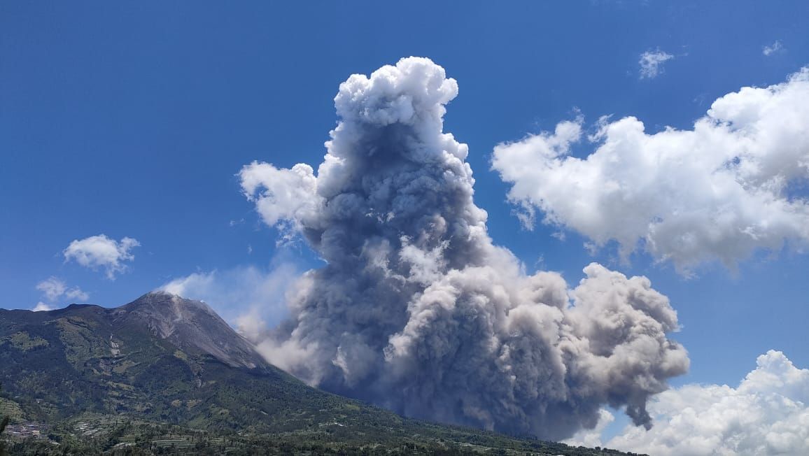 Guguran awan panas yang meluncur dari Gunung Merapi ke arah Kali Krasak, Sabtu 11 Maret 2023.