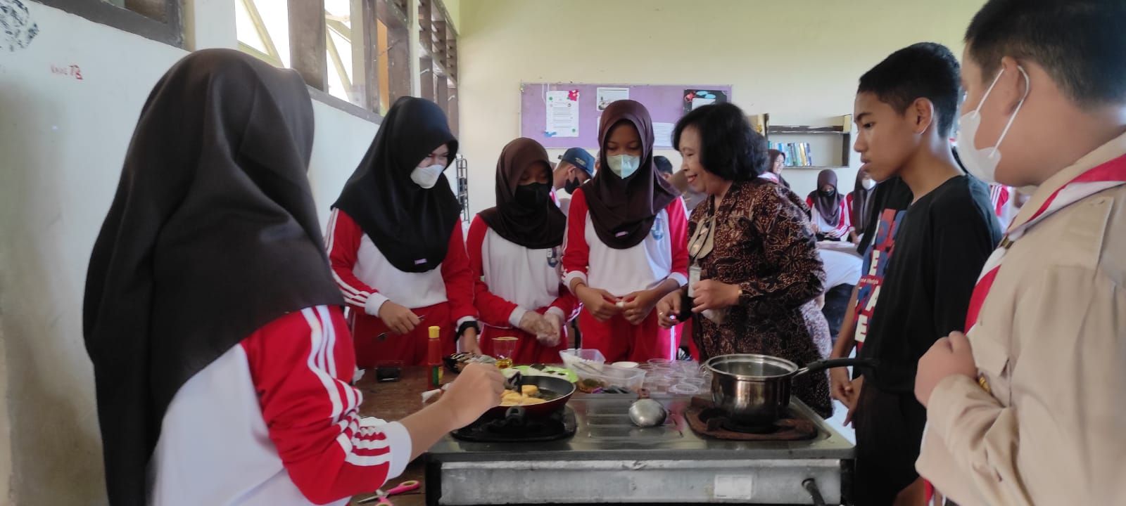 kegiatan fun cooking yang diikuti oleh seluruh siswa kelas VII SMPN 1 Bawang pada Sabtu 11 Maret 2023