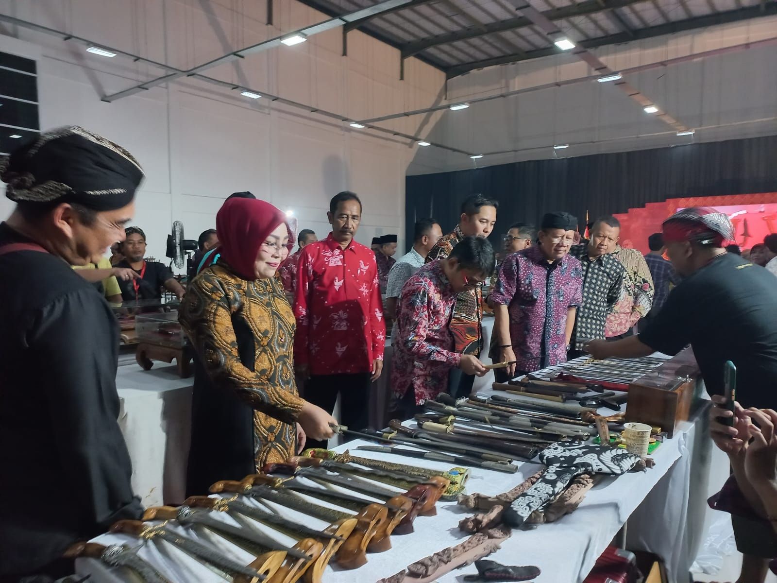 Bupati Grobogan dan Wakil Bupati melihat koleksi keris dalam pameran keris dan lukisan di Gedung Serbaguna Dewi Sri, Purwodadi Jumat malam 10 Maret 2023.