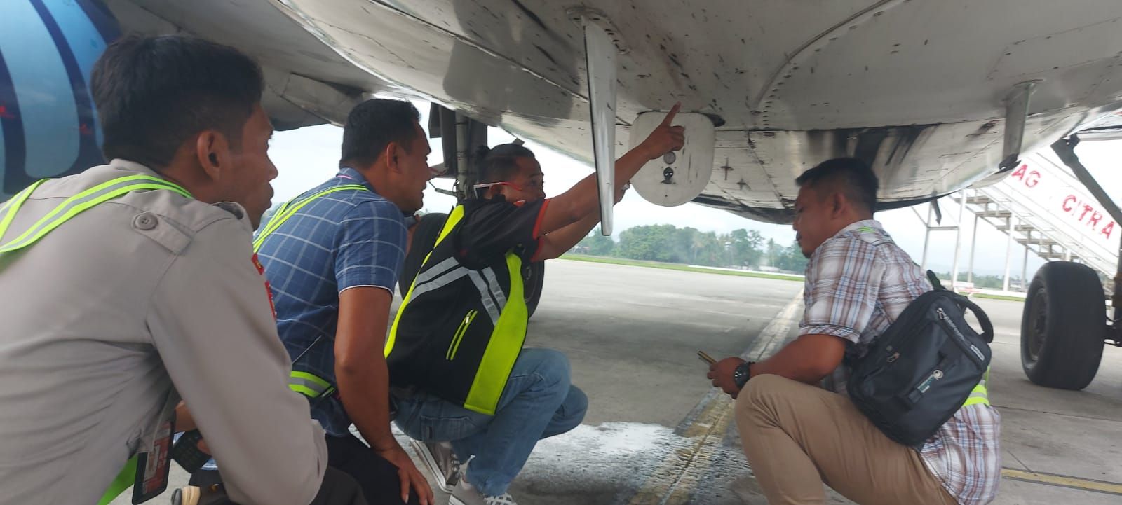 Tim gabungan bersama pihak maskapai Trigana Air mengecek body pesawat body pesawat  Trigana Air PK YSC B 373-500 di Bandara Sentani Jayapura