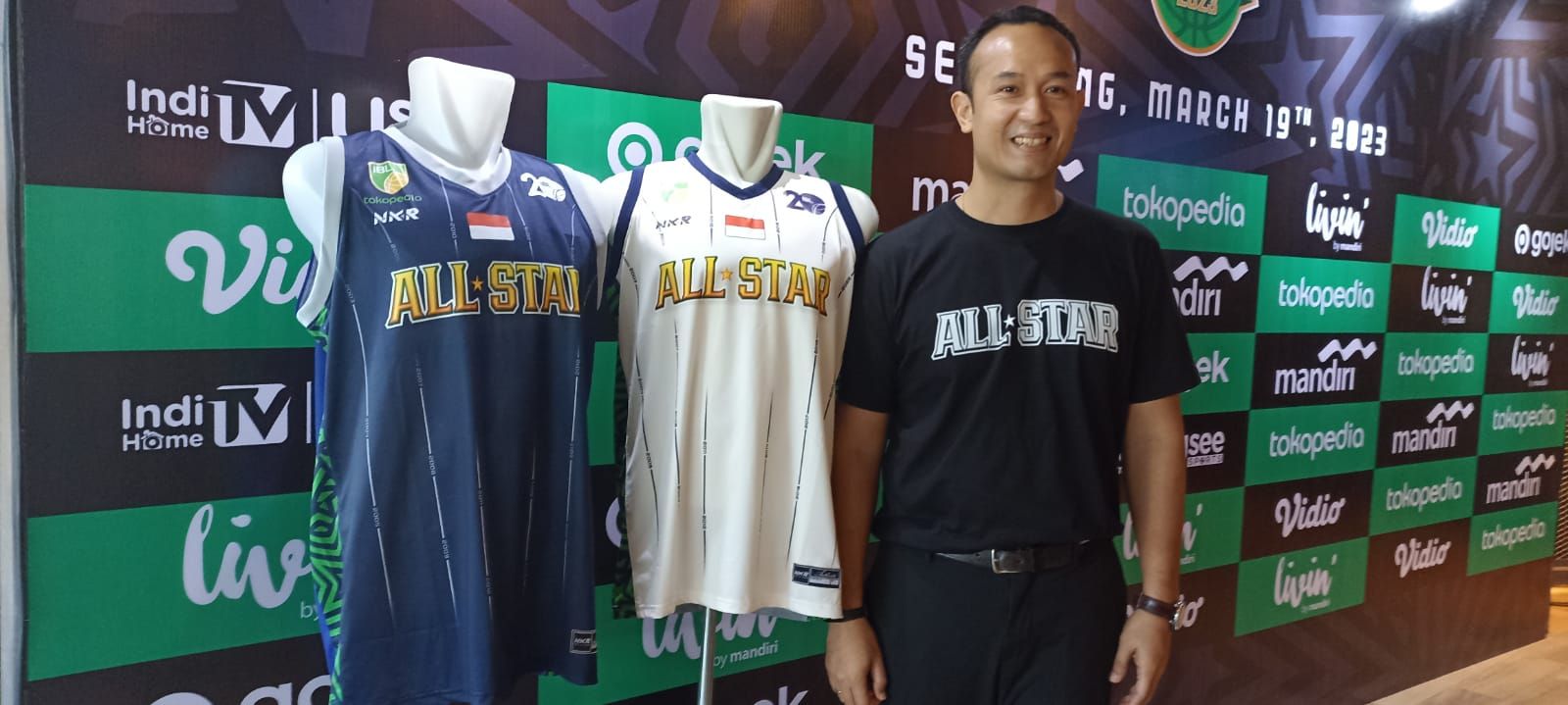 DIREKTUR Utama Indonesia Basketball League (IBL) Junas Miradiarsyah menunjukkan jersey yang akan digunakan dua tim pada IBL All Star 2023, 19 Maret 2023, di Semarang