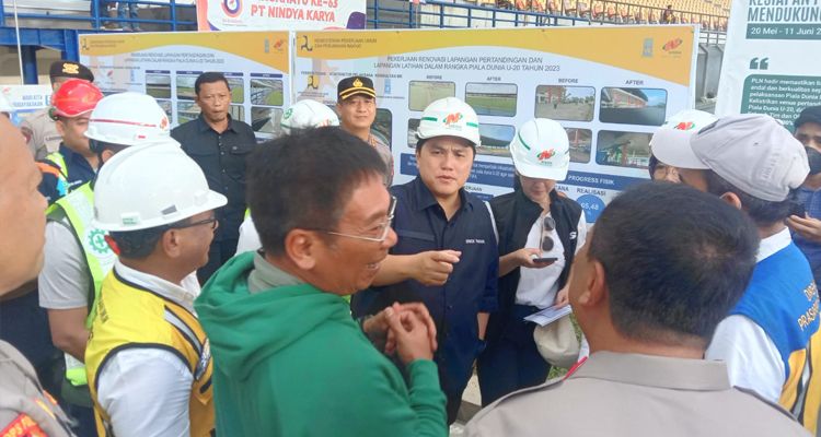 Ketua Umum PSSI Erick Thohir ketika mengecek Stadion Si Jalak Harupat, Kabupaten Bandung, Sabtu 11 Maret 2023.