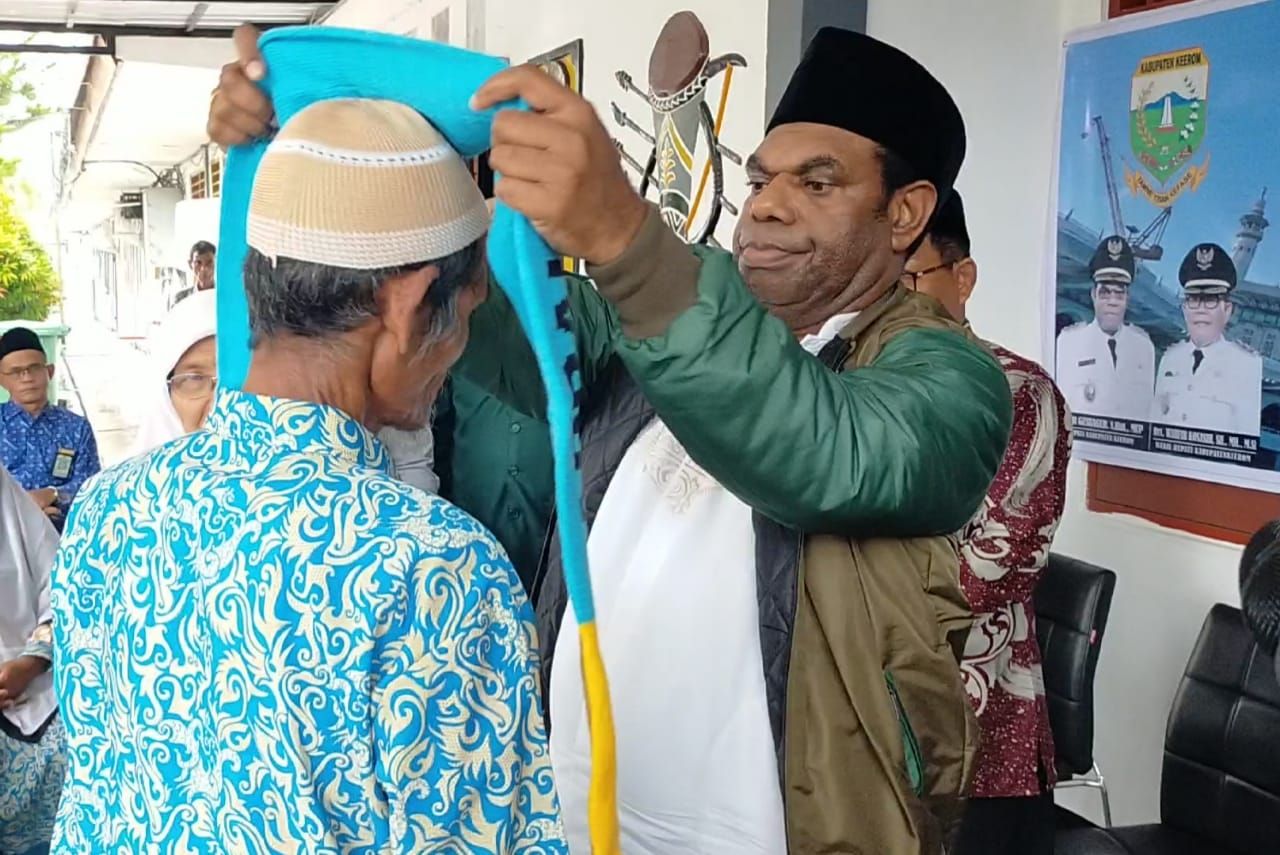 Bupati Keerom, Piter G saat melepas 20 Tokoh Muslim berangkat Umroh