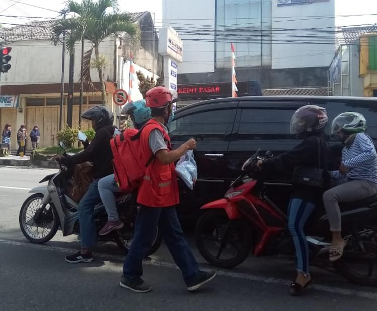 Relawan PMI Temanggung bagikan amsker kepada pengguna jalan yang melintas di beberapa titik jalur utama akibat erupsi merapi