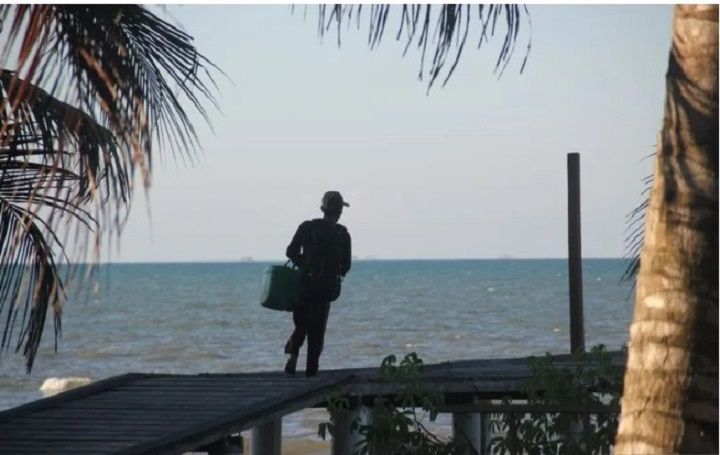 Nelayan di pesisir Kecamatan Tanjung Palas Timur, Kabupaten Bulungan berjalan menuju bibir pantai setempat/ANTARA/Muh. Arfan