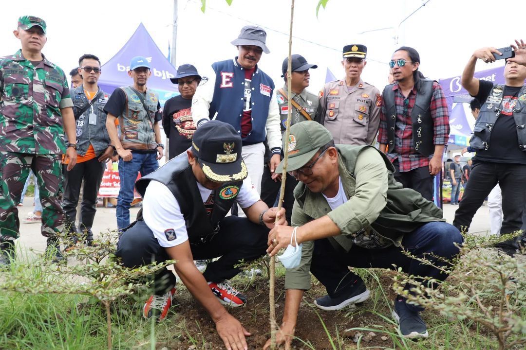Wakil Bupati Garut dan forkopimda dan Dinas Lingkungan Hidup beserta tamu undangan untuk melakukan simbolis penanaman pohon di area SOR Ciateul.