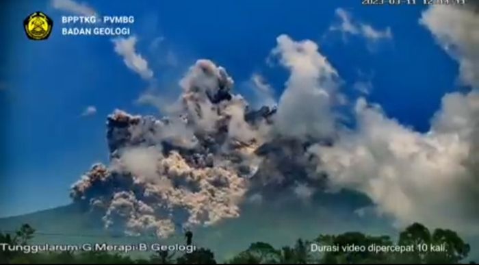 Guguran awan panas Gunung Merapi yang terpantau kamera pengawas BPPTKG