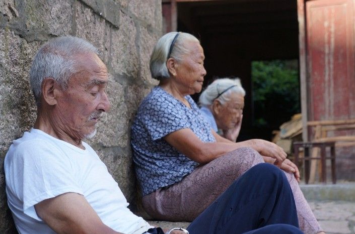 Para lansia mendominasi populasi di Jepang.*  