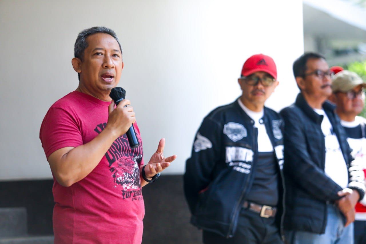 Wali Kota Bandung Yana Mulyana bersama IDVES komunitas pehobi motor Vespa, Minggu 12 Maret 2023