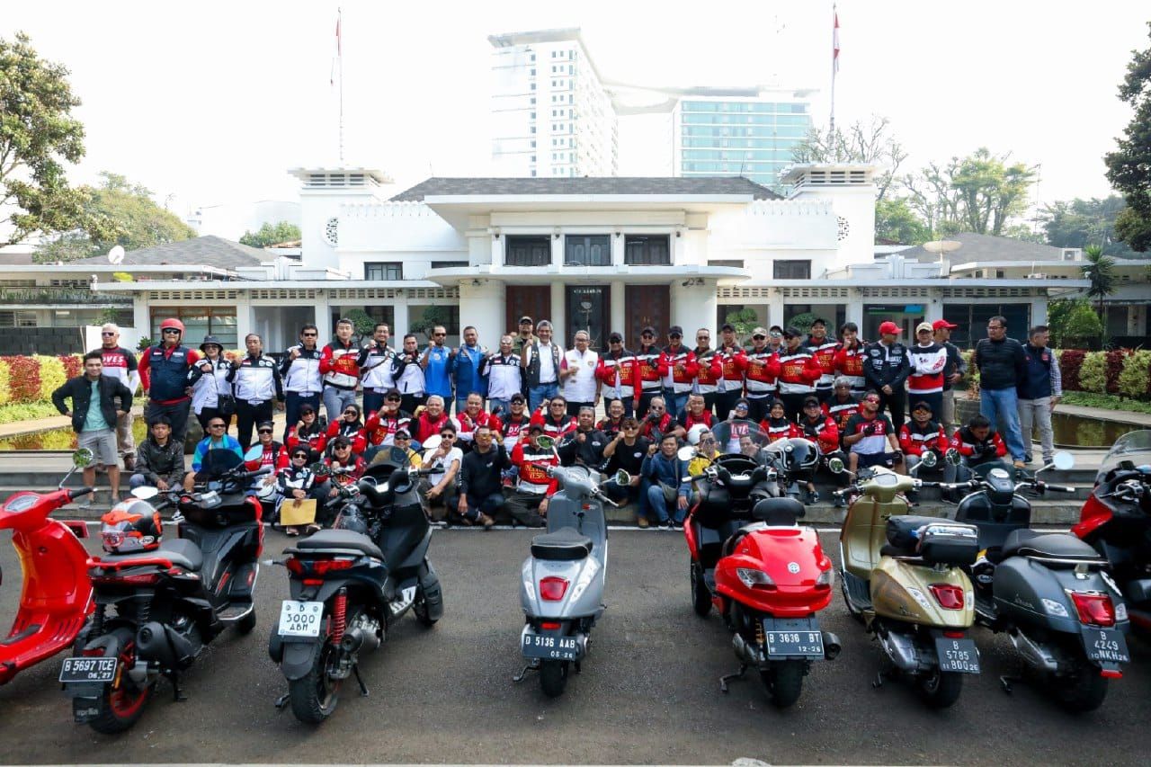 Wali Kota Bandung Yana Mulyana bersama IDVES komunitas pehobi motor Vespa, Minggu 12 Maret 2023