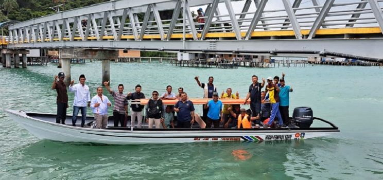 Anggota DPRD Kepri Syahid Ridho Serahkan Ambulance Boat untuk Masyarakat Pulau Terong.