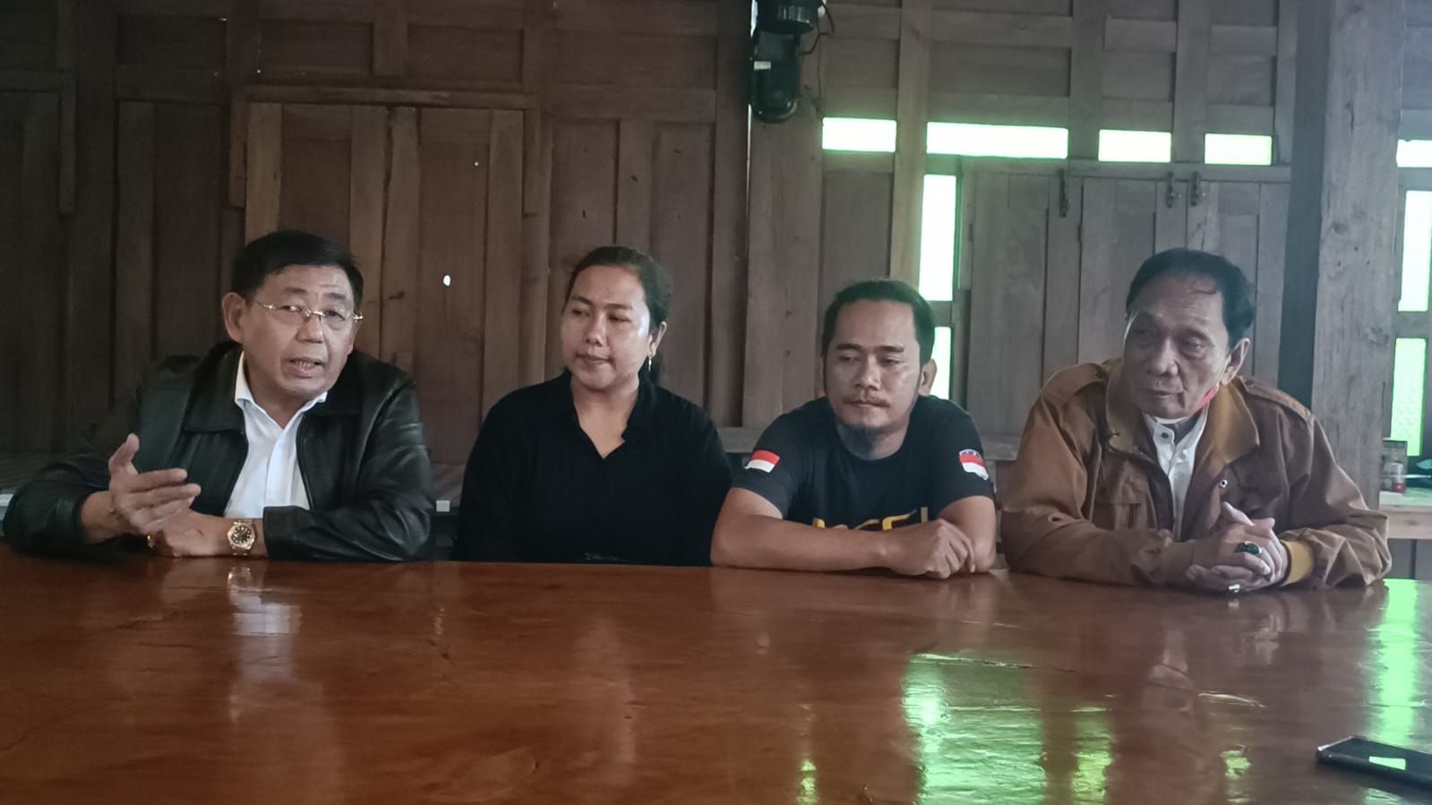 Foto: C. Suhadi (kiri) kuasa hukum FD (kanan kedua dari kiri) saat jumpa pers di Serpong, Tangerang Selatan, pada Jumat, 10 Maret 2023