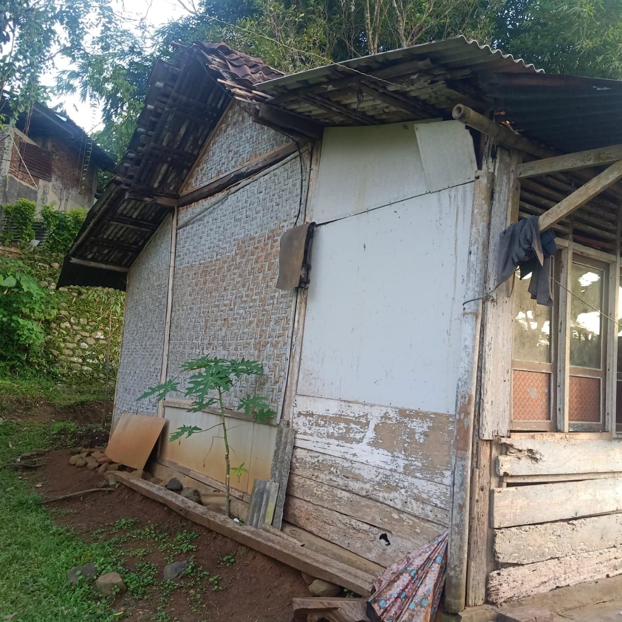 Kondisi awal rumah Mbah Satini di RT 1 RW 1 Desa Pakikiran