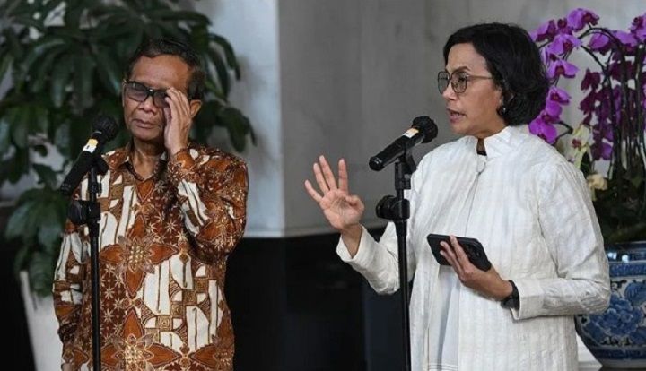 Menteri Keuangan (Menkeu) Sri Mulyani (kanan) dan Menteri Koordinator Bidang Politik Hukum dan Keamanan (Menko Polhukam) Mahfud MD (kiri) menyampaikan keterangan kepada wartawan terkait dugaan transaksi Harta Tak Wajar 69 karyawan Kemenkeu di Kantor Kemenkeu, Jakarta, Sabtu (11/3/2023). 