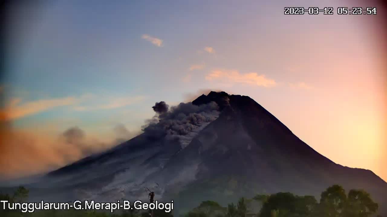 Erupsi Gunung Merapi mencapai tingkat siaga Level 3, BPPTKG imbau masyarakat agar tetap waspada.*/Twitter/BPPTKG