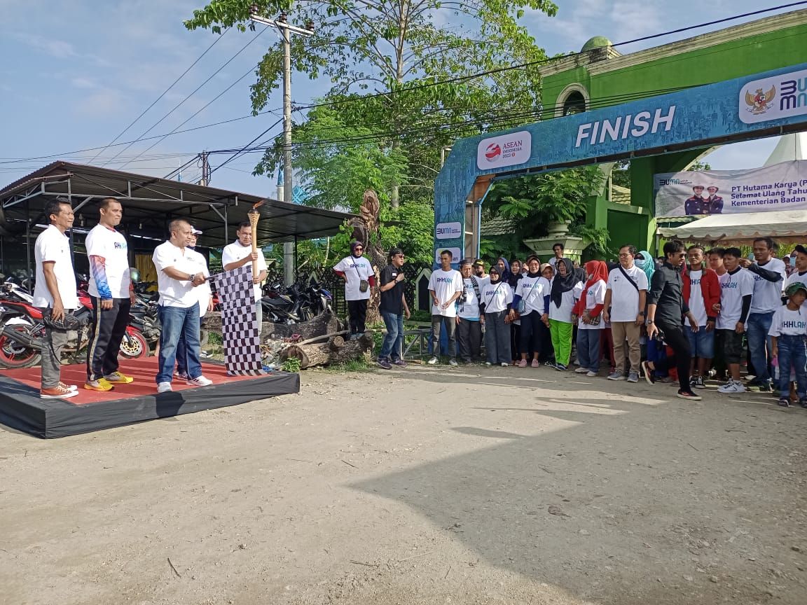 Ribuan warga Konawe antusias memeriahkan HUT BUMN ke-25 lewat aksi jalan sehat estafet BUMN, yang dipusatkan di area STQ Unaaha, Minggu, 12 Maret 2023.