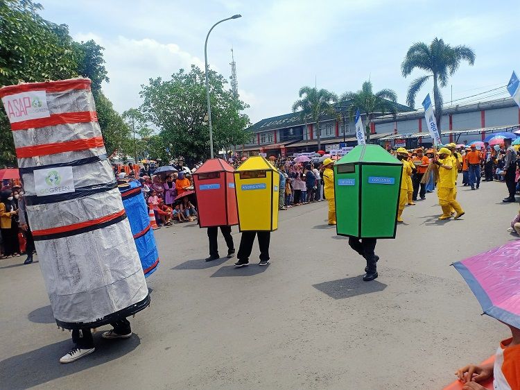 Penampilan dari Dinas Lingkungan Hidup dalam rangka Karnaval ASN Culture Festival 2023 di Sumedang ./ Rahmadhika Putra Somantri - GalamediaNews